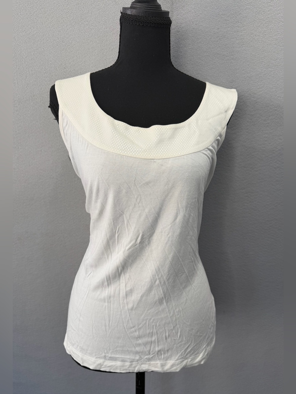 St. John Blouse Sleeveless Large Women’s Cream Sequin Details Scoop Necklace